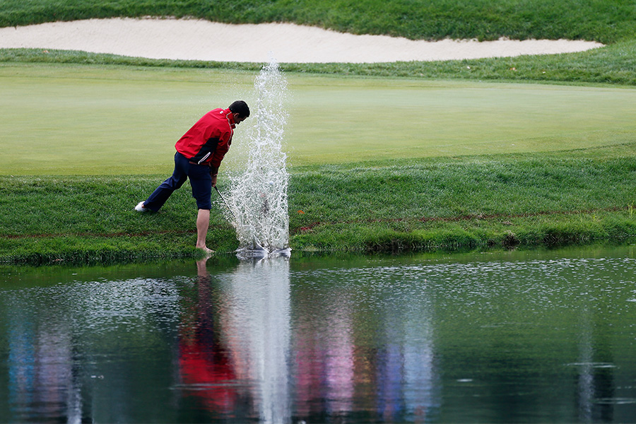Sự khác biệt giữa cọc vàng và cọc đỏ trong bẫy nước – Cách cứu bóng cực chuẩn cho quý golfer